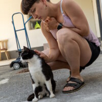 Frau mit Katze am Hof von Gasthaus Pranzl